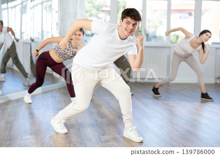 Group of young people dancing hip hop Group of young people dancing hip hop 139786000