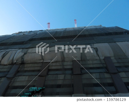 藍天下正在興建中的高樓大廈：福岡市天神地區的重建景象。 139786129
