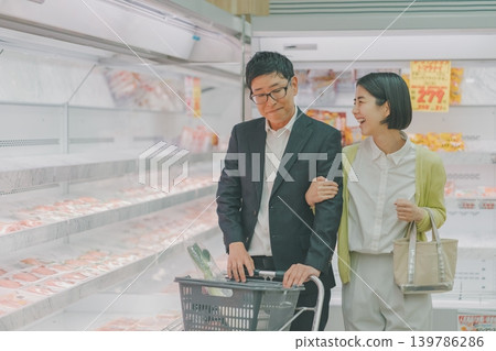 supermarket, heterosexual couple, shopping 139786286