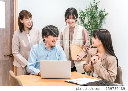 一群男女商人正在會議室開會。 139786489