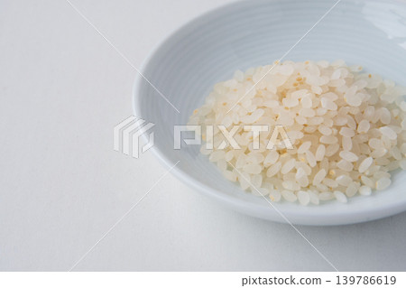 一盤70%精米率的津屋姬米的特寫。 一盤70%精米率的津屋姬米的特寫。 139786619