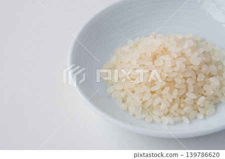 一盤70%精米率的津屋姬米的特寫。 一盤70%精米率的津屋姬米的特寫。 139786620