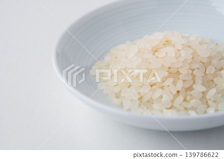 一盤70%精米率的津屋姬米的特寫。 一盤70%精米率的津屋姬米的特寫。 139786622