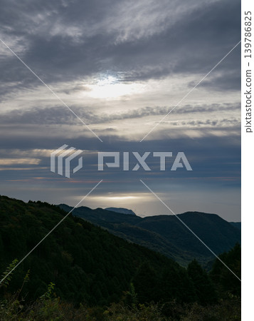 陽光透過雲層的縫隙傾瀉而下 陽光透過雲層的縫隙傾瀉而下 139786825