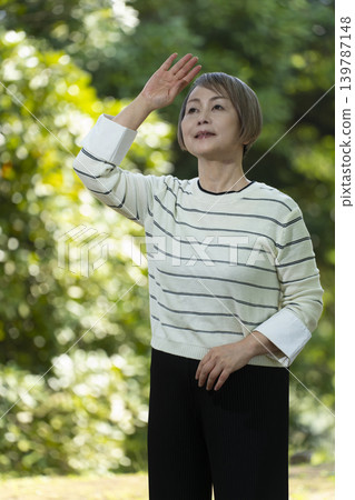 幾位老年婦女在綠樹環繞的公園散步。 幾位老年婦女在綠樹環繞的公園散步。 139787148
