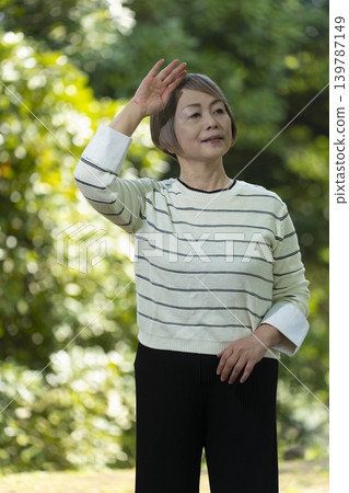 幾位老年婦女在綠樹環繞的公園散步。 幾位老年婦女在綠樹環繞的公園散步。 139787149