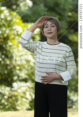 幾位老年婦女在綠樹環繞的公園散步。 幾位老年婦女在綠樹環繞的公園散步。 139787151