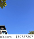藍天四角，建築和樹葉，以及留白空間 139787207