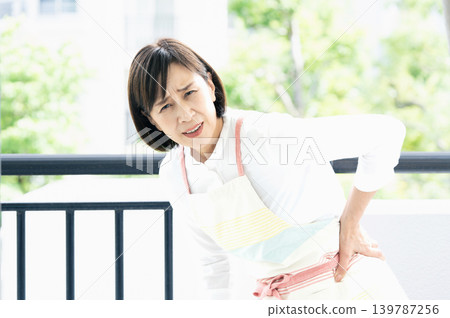 中年婦女正在清理陽台 139787256