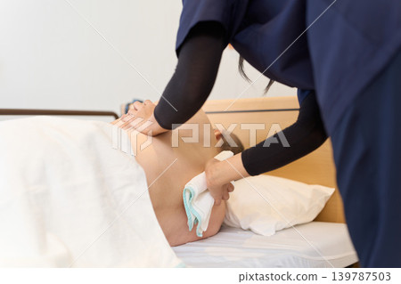 外國護理人員為老年患者進行擦浴 139787503