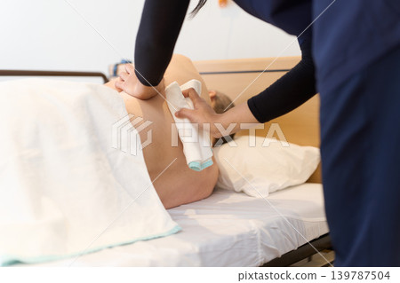 外國護理人員為老年患者進行擦浴 139787504
