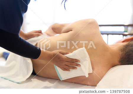 外國護理人員為老年患者進行擦浴 139787508