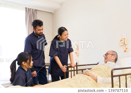 外國護理人員在養老院與日本老人交談。 139787510