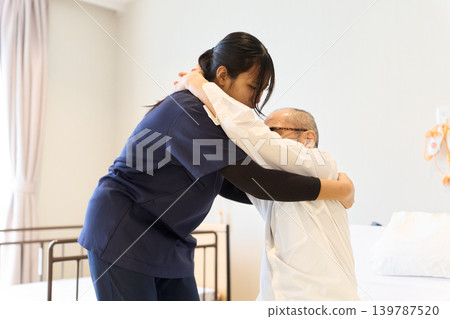 外國護理人員協助養老院老人進行轉移。 139787520