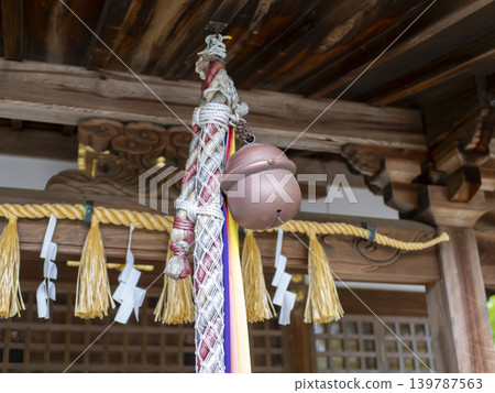 本坪鈴和鈴夫在神社 139787563