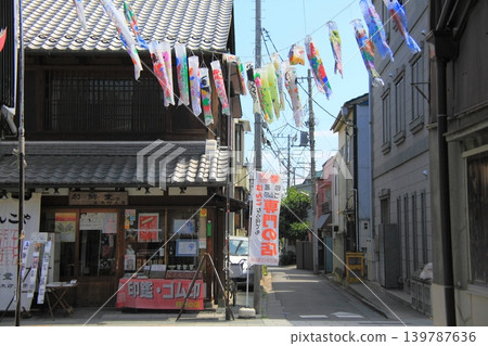 五月的川越街頭,鯉魚旗在風中飄揚。 五月的川越街頭,鯉魚旗在風中飄揚。 139787636