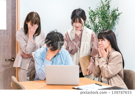 一位商人和一位女商人正在認真地討論公司數據（絕望）。 139787655