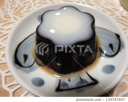 自製花形咖啡凍,盛於盤中 自製花形咖啡凍,盛於盤中 139787897