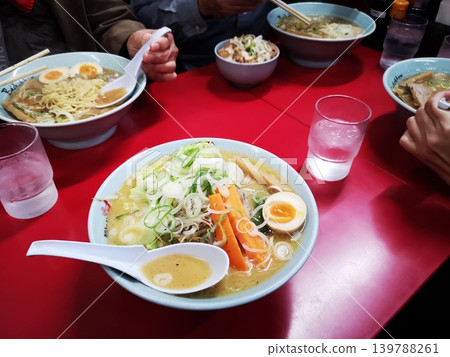 在拉麵餐廳吃晚餐 在拉麵餐廳吃晚餐 139788261