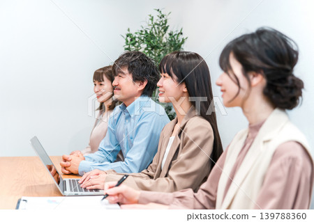 商務人士和人力資源人員（男女）進行面試和會議。 139788360