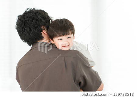 家中，父親抱著男孩（家庭，父母和孩子） 139788518