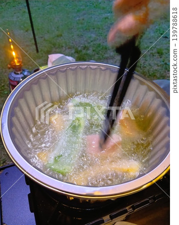 在露營地炸天婦羅。 在露營地炸天婦羅。 139788618