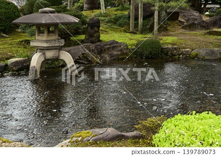 春天的兼六園,櫻花盛開 春天的兼六園,櫻花盛開 139789073