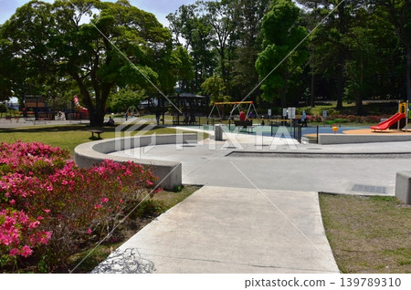 Ayase City, Kanagawa Prefecture: Full-blooming azaleas, playground equipment, and fresh greenery in the southern area of Koryo Park. Ayase City, Kanagawa Prefecture: Full-blooming azaleas, playground equipment, and fresh greenery in the southern area of Koryo Park. 139789310