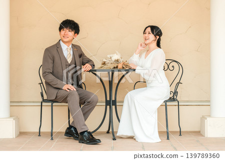 一對情侶坐在派對/社交聚會場所的露臺上。 139789360