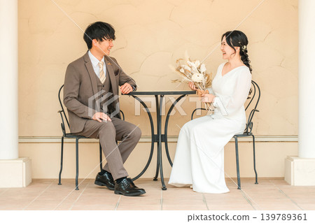一對夫婦在派對上坐在桌邊聊天 139789361