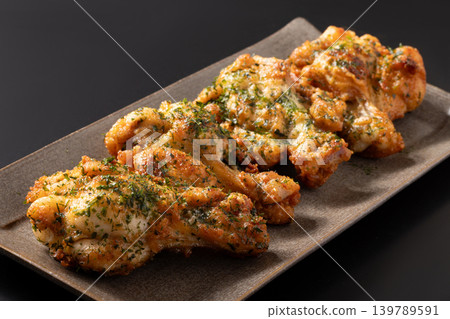Chicken drumsticks, deep-fried, with seaweed and salt seasoning. Chicken drumsticks, deep-fried, with seaweed and salt seasoning. 139789591