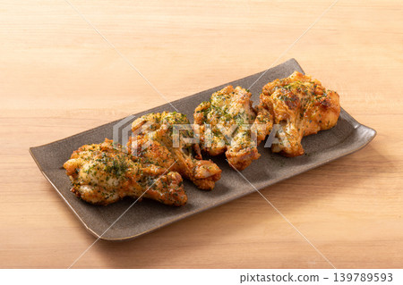 Chicken drumsticks, deep-fried, with seaweed and salt seasoning. Chicken drumsticks, deep-fried, with seaweed and salt seasoning. 139789593