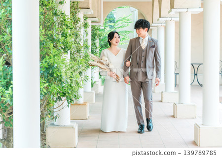 新娘和新郎走在婚禮大廳(入口,婚禮,亞洲人) 新娘和新郎走在婚禮大廳(入口,婚禮,亞洲人) 139789785
