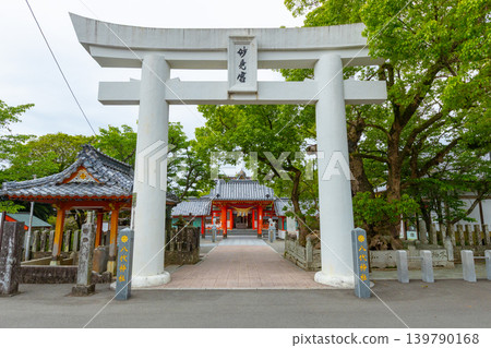 熊本縣八代市妙顯神社：以其龜蛇祭聞名，龜蛇祭是日本三大妙顯祭之一。 139790168