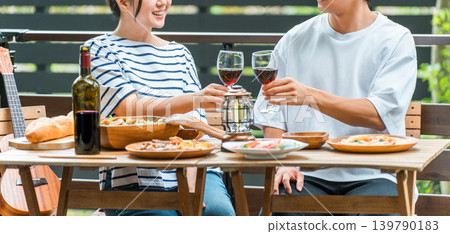 情侶在木質露臺、陽台或露臺上用餐（豪華露營/陽台露營） 139790183