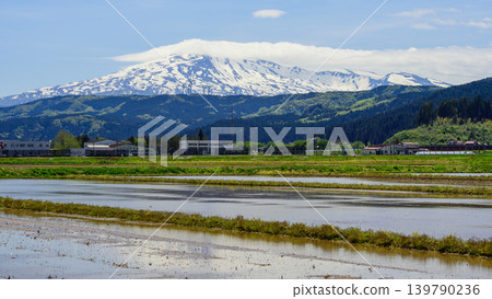鳥海山,仍白雪皚皚,雲霧繚繞,秋田縣 鳥海山,仍白雪皚皚,雲霧繚繞,秋田縣 139790236