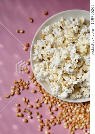 Salted butter flavored popcorn and popcorn kernels 139790265