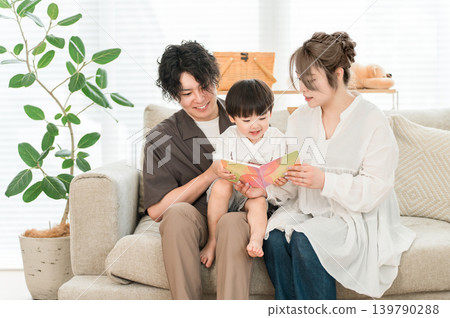 家庭在沙發上休息、家庭、育兒(繪本、朗讀) 家庭在沙發上休息、家庭、育兒(繪本、朗讀) 139790288