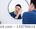 美妝圖片：一位男士正在對著鏡子進行護膚。 139790614