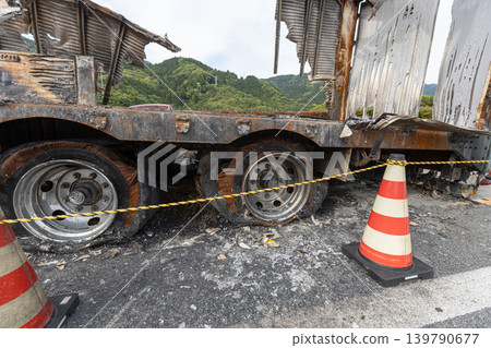 卡車上的材料因車輛起火而破爛不堪;輪胎爆裂,露出了裡面的纖維。 卡車上的材料因車輛起火而破爛不堪;輪胎爆裂,露出了裡面的纖維。 139790677