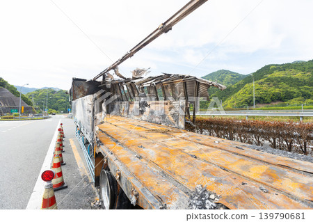 卡車的材料,該卡車在一場車輛火災中嚴重受損。 卡車的材料,該卡車在一場車輛火災中嚴重受損。 139790681