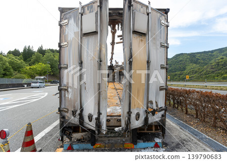 卡車的材料,該卡車在一場車輛火災中嚴重受損。 卡車的材料,該卡車在一場車輛火災中嚴重受損。 139790683