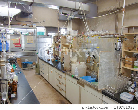 大學化學實驗室裡擺滿了實驗器材。 大學化學實驗室裡擺滿了實驗器材。 139791053