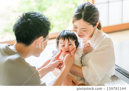 父母安撫陪伴嬰兒玩耍,親子互動(身體接觸) 父母安撫陪伴嬰兒玩耍,親子互動(身體接觸) 139791144