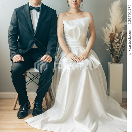 Bride and groom having wedding photos taken (wedding, ceremony, bridal) 139791173
