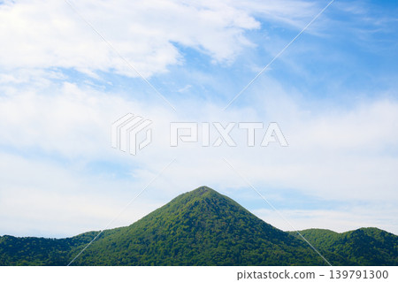 從極樂濱大索雷山眺望鬱鬱蔥蔥的青山和蔚藍的天空。 從極樂濱大索雷山眺望鬱鬱蔥蔥的青山和蔚藍的天空。 139791300