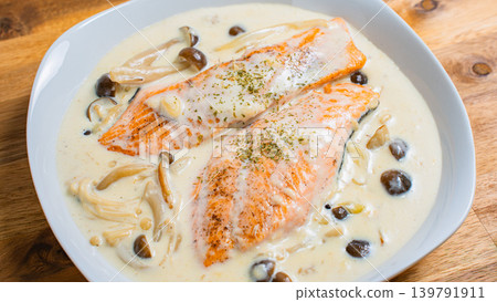 鮭魚菇奶油燉菜放在木桌上 鮭魚菇奶油燉菜放在木桌上 139791911