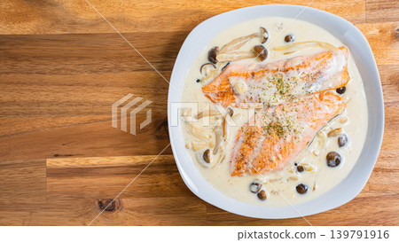 鮭魚菇奶油燉菜放在木桌上 鮭魚菇奶油燉菜放在木桌上 139791916