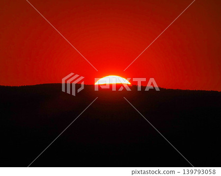 An image of the moment when the sun sets behind the mountainside, darkness falls, and the sky turns red. An image of the moment when the sun sets behind the mountainside, darkness falls, and the sky turns red. 139793058