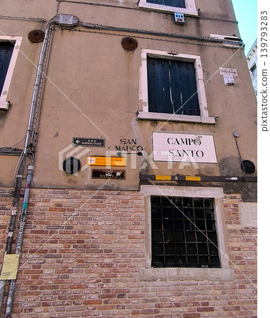 威尼斯街景:住宅區建築物上的標誌 威尼斯街景:住宅區建築物上的標誌 139793283